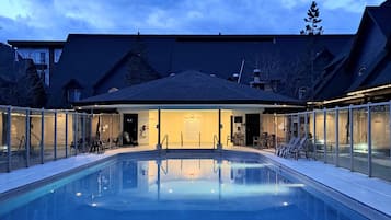 Een buitenzwembad en een verwarmd zwembad