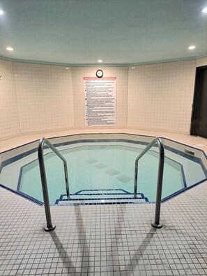 Spa - 2 BEDROOM/2 BATH-BUNKS, HEATED POOL & HOT TUB, KING BED *CHALET* (Canmore)