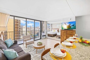 Interior - 22Fl Ocean Views, Steps to Beach & Shops + Parking (Honolulu)