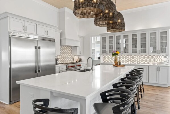 冷蔵庫、電子レンジ、オーブン、コンロ