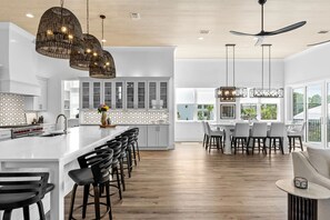 冷蔵庫、電子レンジ、オーブン、コンロ