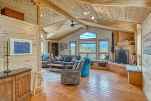 تلفزيون، مدفأة، مشغل دي في دي، تنس طاولة