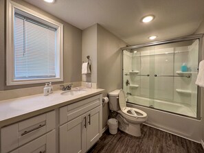 Combined shower/bathtub, towels - Walk to Sandfest, Shared Pool, Boardwalk to the Beach (Port Aransas)