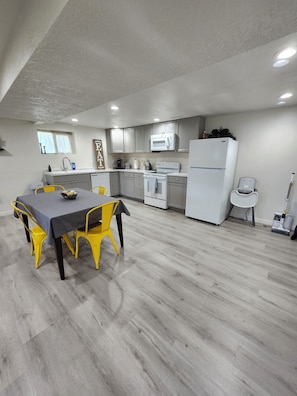 Geladeira, micro-ondas, fogão, cooktop
