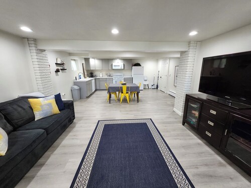 Spacious & Modern Guest Apartment with Private Entrance