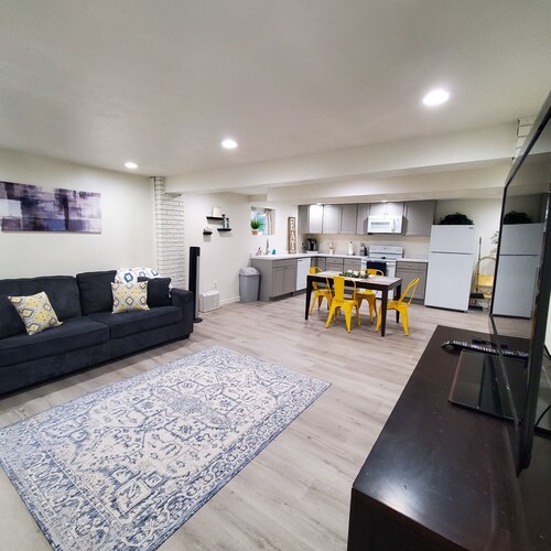 Spacious & Modern Guest Apartment with Private Entrance