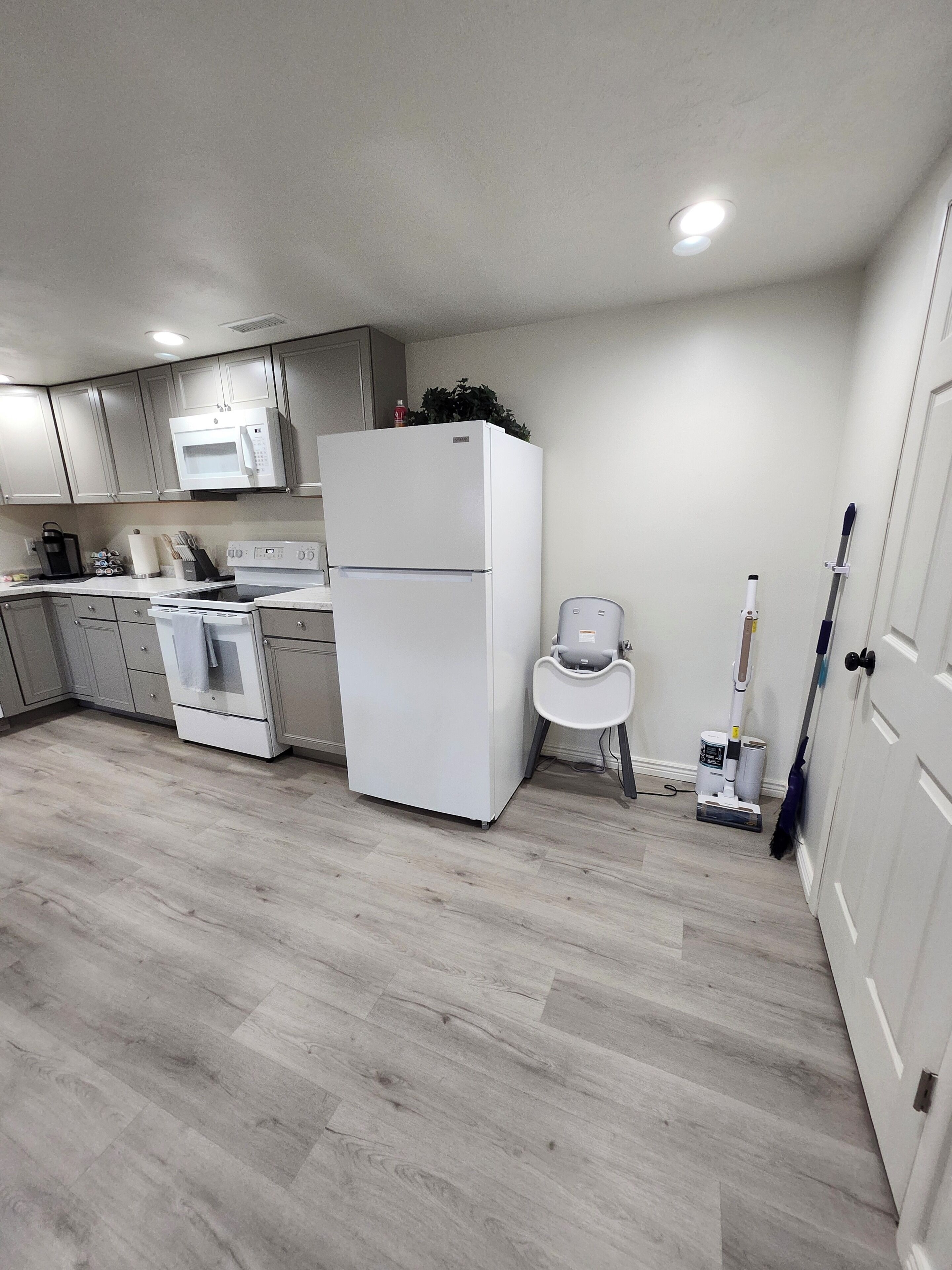 Refrigerador, microondas, horno y parrilla de estufa 