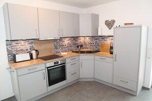 Fridge, oven, stovetop, dishwasher - Perle - High quality 100sqm vacation home for 6 people in Greetsiel! (Krummhörn)