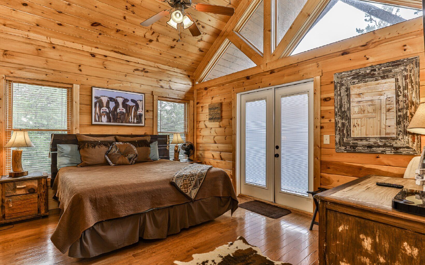 3 soverom, skrivebord, strykejern/-brett og reiseseng for barn