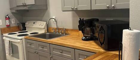 Réfrigérateur, four à micro-ondes, un four, surface de cuisson