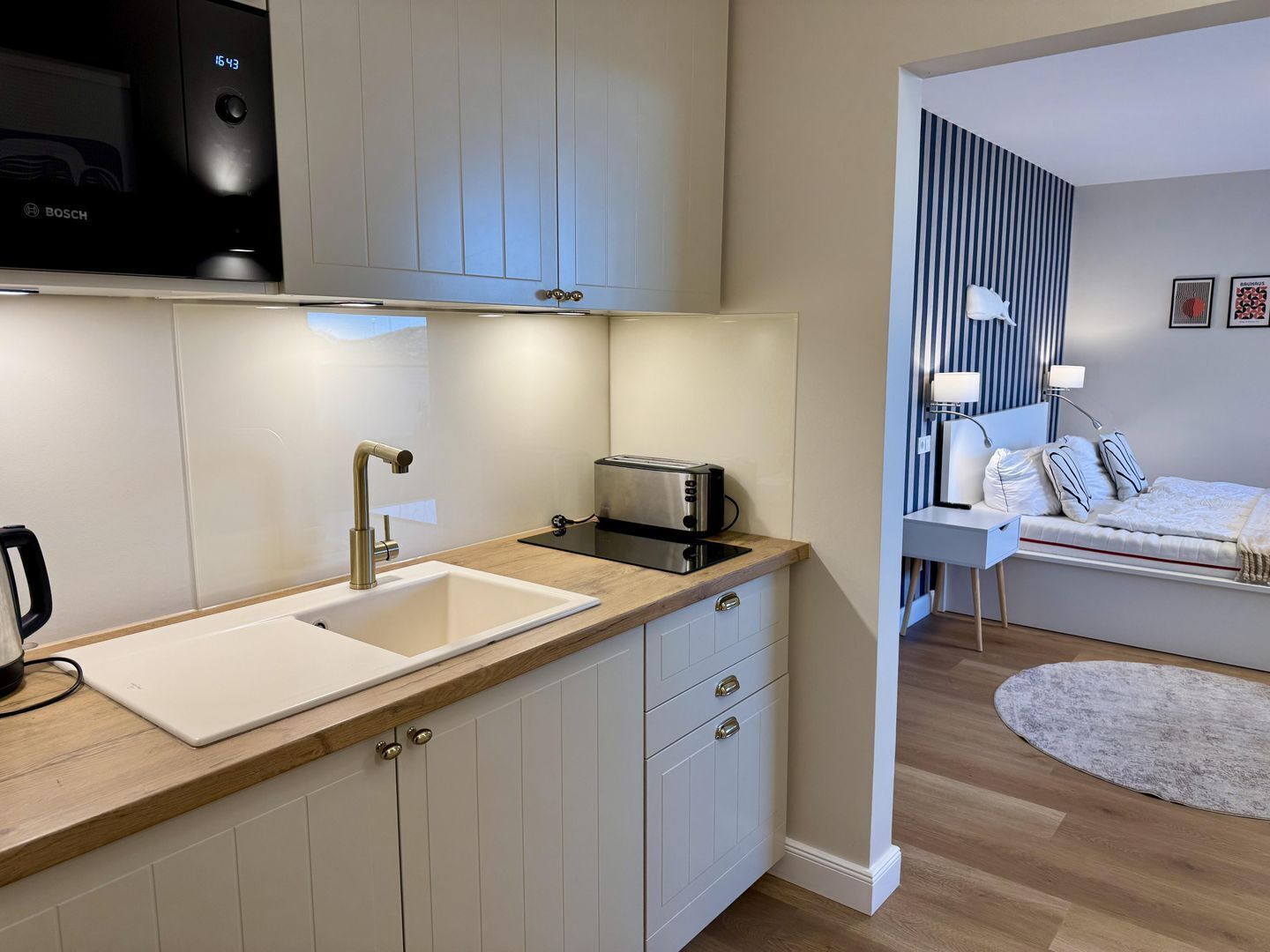 Réfrigérateur, micro-ondes, plaque de cuisson, lave-vaisselle