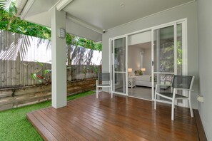 Terrace/patio - Luxury Retreat on Mudlo, 4-bedroom 3-bathroom home in the heart of Port Douglas (Douglas)