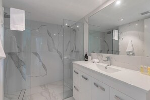 Hair dryer, towels - Unit 15 @ Tropical Reef Apartments (Port Douglas)