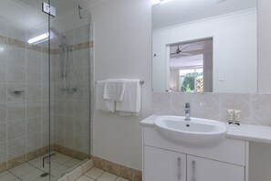 Shower, hair dryer, towels - Unit 3 @ Palm Villas (Douglas)