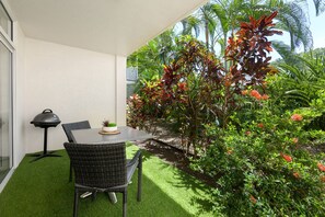 Outdoor dining - Unit 3 @ Palm Villas (Douglas)