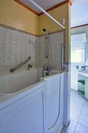 Douche, séchoir à cheveux, serviettes fournies, savon