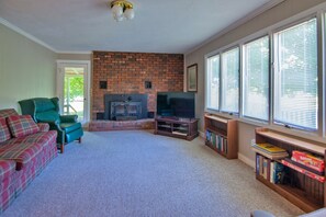 Living area - Charming Lakeview Retreat (Guild)