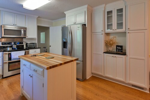 Charming Lakeview Retreat