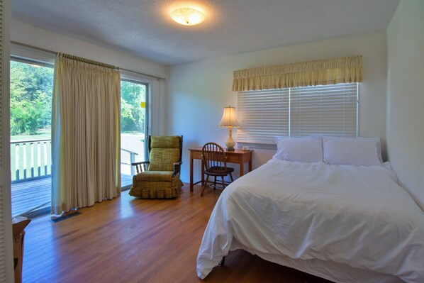 6 bedrooms, iron/ironing board, WiFi, bed sheets