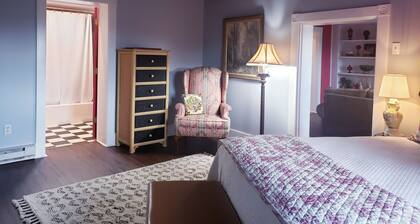 The Red Pump Inn~Est. 1812, One Bedroom Farmhouse