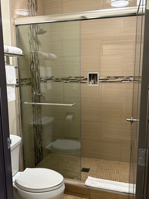 Basic-Einzelzimmer | Badezimmer | Dusche, Handtücher, Seife, Shampoo