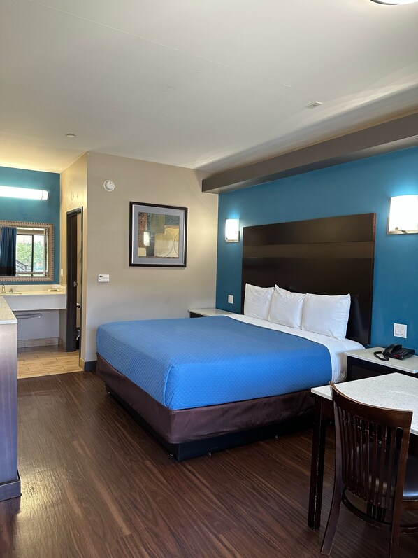 Basic Single Room | Desk, bed sheets - Crystal Palace Inn (Maywood)