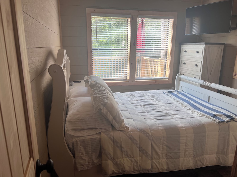 "QUITTIN TIME" Brand New Beautiful Cozy Lake House in Daisy on Lake