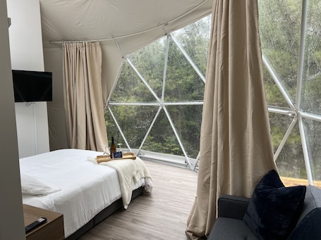 1 bedroom, WiFi, bed sheets. "Luxurious Escapes Await: Private Hot Tubs and Kayaks at Norse Geodesic Retreat"
