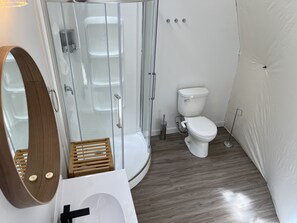 Bruser, hårtørrer, bidet, håndklæder