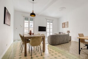 Dining - Trendy La Dreta de l'Eixample 2BR, by Blueground (Barcelona)