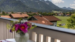 A mountain landscape with houses and a church. - Appartement 4 "rauschberg" für 2 Personen, 32 m² (Inzell)