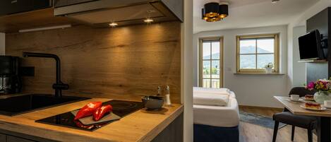 Kjøleskap, mikrobølgeovn, kokeplater og oppvaskmaskin