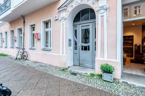 Exterior detail - Trendy Friedrichshain 1BR nr Oberbaumbrücke, by Blueground (Berlin)