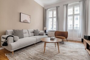 TV, stereo - Trendy Friedrichshain 1BR nr Oberbaumbrücke, by Blueground (Berlin)