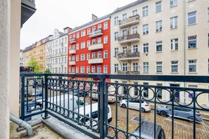Property grounds - Trendy Friedrichshain 1BR nr Oberbaumbrücke, by Blueground (Berlin)