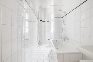 Hårføner og håndklær