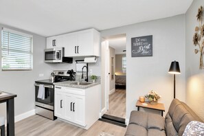 Kjøleskap, mikrobølgeovn, ovn og kokeplater