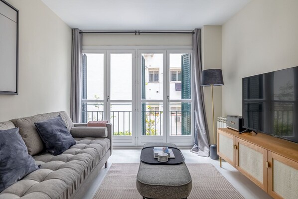 TV, stereo - Lovely Chamberi 2BR w/ Doorman, nr Ciudad Universitaria, by Blueground (Madrid)