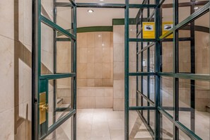 Spa - Lovely Chamberi 2BR w/ Doorman, nr Ciudad Universitaria, by Blueground (Madrid)