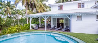 Villa Familiale Avec Piscine Privée à 5 Minutes de la Plage!