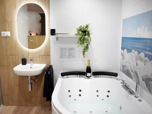 Dusche, Whirlpool, Haartrockner, Handtücher