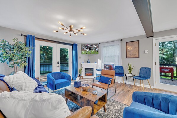 Smart TV, lareira, pebolim, livros