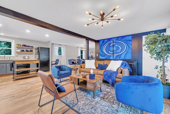 Smart TV, fireplace, table football, books - *Hot Tub*Game Room*Outdoor Kitchen*Bar (State College)