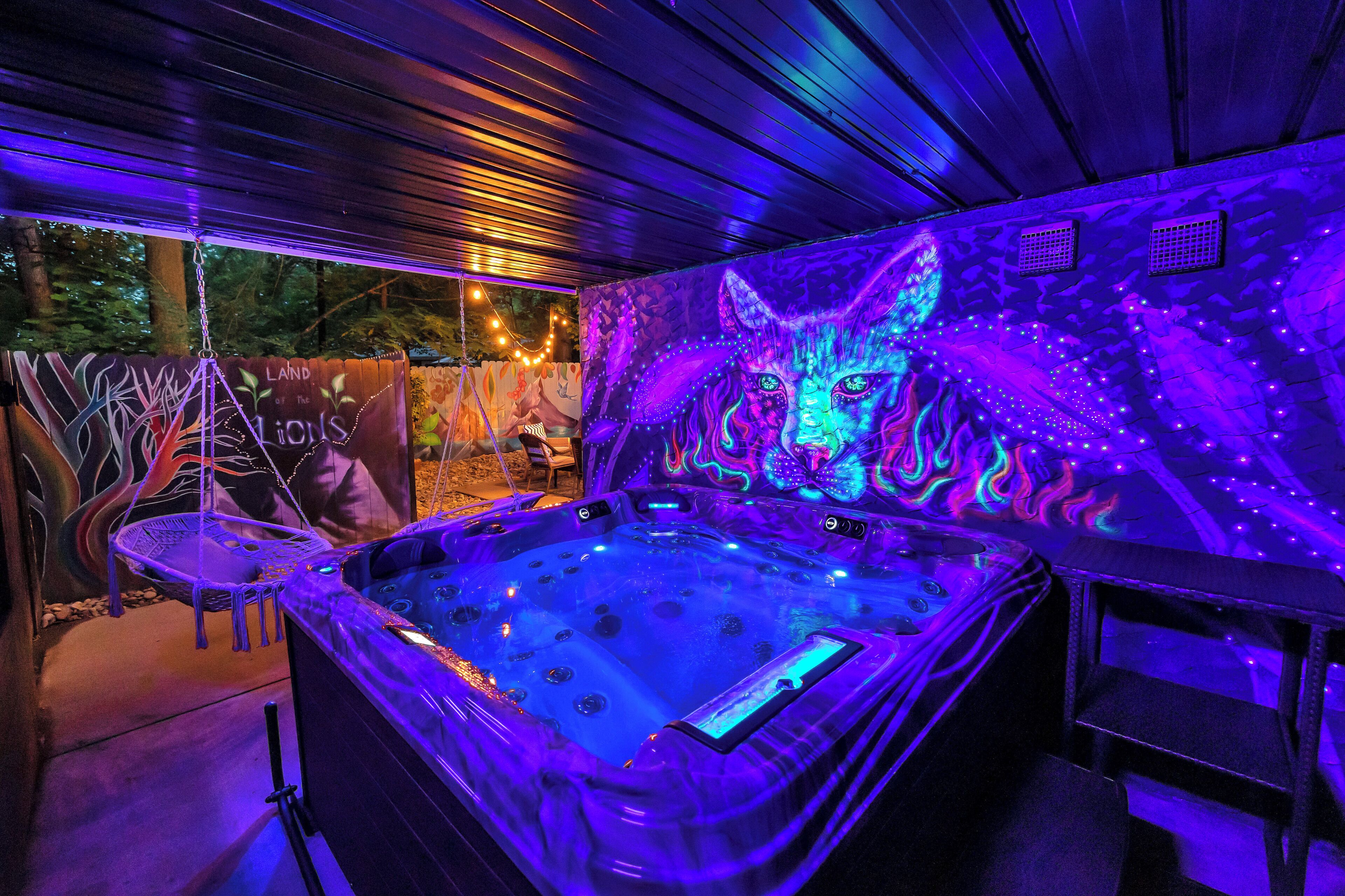 Een bubbelbad met een muurschildering van een wolf, omgeven door paars licht.