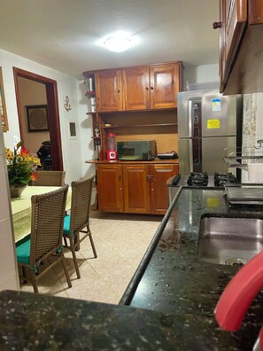 Geladeira, micro-ondas, cooktop, cafeteira/chaleira