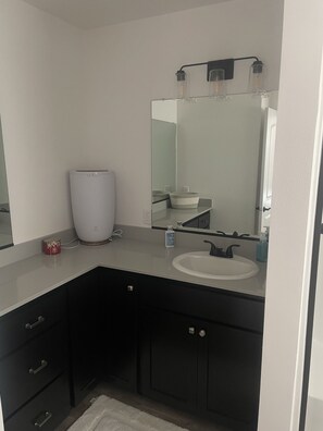 Regadera, secadora de cabello, toallas, jabón