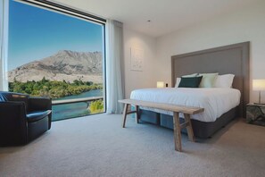 4 bedrooms, desk, iron/ironing board, travel crib