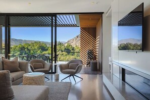Smart TV, fireplace