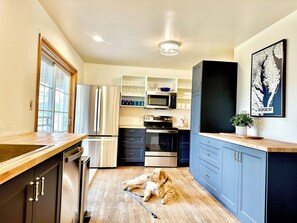 Fridge, microwave, oven, stovetop - The Blue Heron-Spacious Waterfront Eastern Shore getaway with kayaks (Woolford)