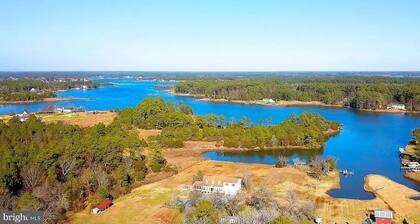 The Blue Heron-Spacious Waterfront Eastern Shore getaway with kayaks